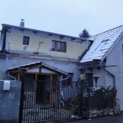 PRODÁNO RD 110m2, po částečné rekonsktrukci, na pozemku 246 m2, Černošice, klidné místo blízko nádraží, 3,150.000,-- Kč