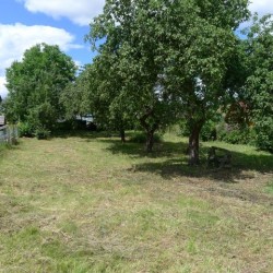 PRODÁNO pozemek o výměře 1.393 m2, v zástavbě města Neveklov, 40 km od Prahy, klidné místo blízko náměstí, 1,000.000,-- Kč