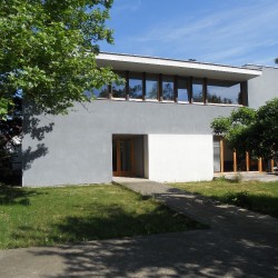 PRODÁNO Rodinná vila od Ing. Arch. Ivana Kroupy z roku 1998, stojící na pozemku o výměře 760 m2, atraktivní bydlení v krásném místě 20 min. vlakem z centra Prahy, Černošice, 12.590.000,-- Kč