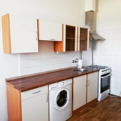 PRONAJATO OV, 2+KK, 41 m2, Praha 8 - LIBEŃ, po rekonstrukci, nezařízený, v činžovním cihlovém domě přímo u metra Palmovka, nájemné 11.000,-- Kč + služby a energiegie