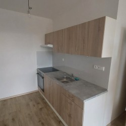 PRONAJATO OV, 2+KK, 47 m2, panel, nezařízený, klidné místo kousek od metra Střížkov a parku Přátelství, 17.000,-- Kč/měs k nastěhování od 1.8.2025