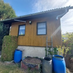 PRODÁNO OV, podsklepená chata, pozemek 205 m2, Pomněnice, v zahrádkářské kolonii na vlastním pozemku, v bezprostřední blízkosti Benešova u Prahy, klidné místo s dostatkem soukromí, 1,469.000,-- Kč
